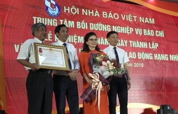 Trung tâm Bồi dưỡng nghiệp vụ báo chí đón nhận Huân chương Lao động hạng Nhì