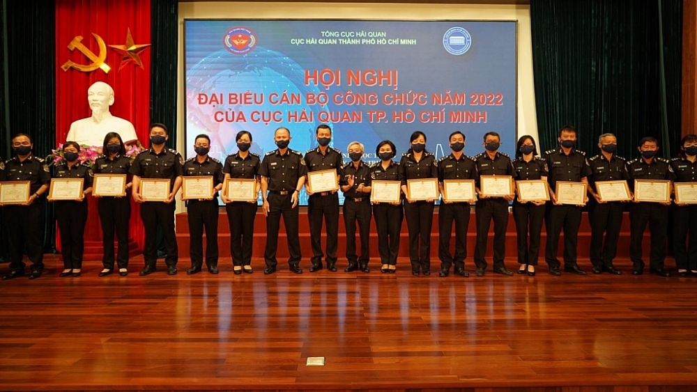 Cục trưởng Cục HQ TPHCM trao bằng khen cho CBCC đã đạt thành tích xuất xắc trong năm 2021 Cục trưởng Cục HQ TPHCM trao bằng khen cho CBCC đã đạt thành tích xuất xắc trong năm 2021