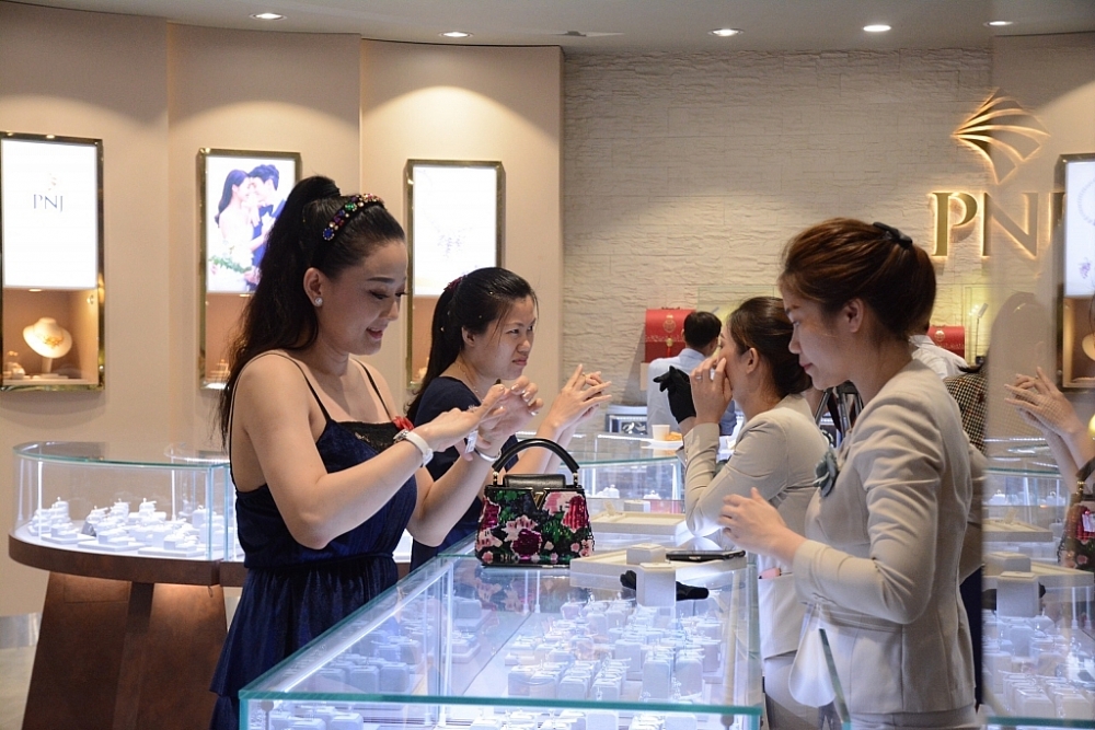 Khách mua hàng tại cửa hàng PNJ. 	Ảnh T.L