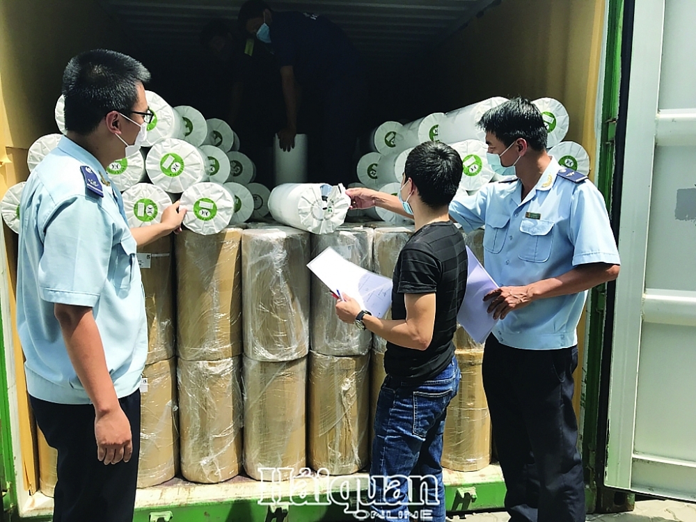 Công tác KTSTQ của Hải quan TPHCM sẽ tập trung vào mặt hàng có rủi ro cao. 	Ảnh: T.H