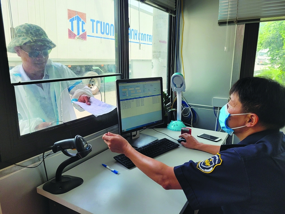Theo đại diện Công ty Lê Nguyễn Lạng Sơn, tất cả các DN làm thủ tục XNK hàng hóa qua các cửa khẩu trên địa bàn Lạng Sơn đều phấn khởi về sự mở lại hoạt động thông quan hàng hóa tại cửa khẩu của Trung Quốc. Điều các DN nhận được là có sự hỗ trợ tích cực của các cơ quan, lực lượng chức năng. Trong đó, lực lượng Hải quan- Biên phòng- Kiểm dịch tại các cửa khẩu luôn quan tâm tạo điều kiện tốt nên trung bình mỗi tháng Công ty Lê Nguyễn Lạng Sơn làm thủ tục XK cho khoảng 200-300 xe hàng nông sản, trái cây tươi sang Trung Quốc. Dự kiến thời gian tới Công ty tiếp tục ký các đơn hàng với đối tác, do đó lượng hàng nông sản cũng sẽ được đăng ký làm thủ tục XK nhiều hơn.