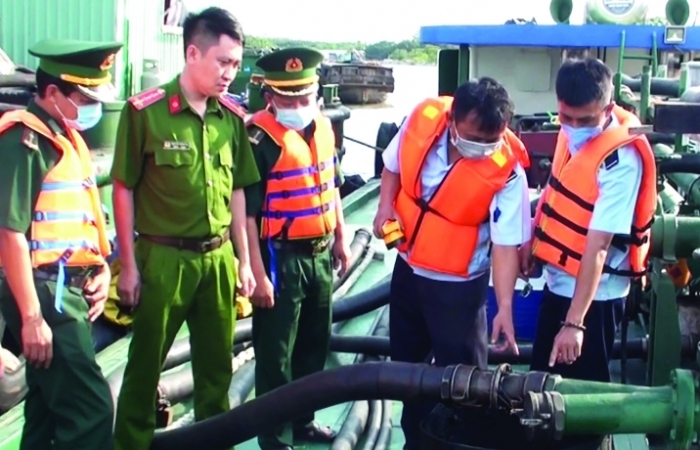 Triệt phá nhiều vụ vận chuyển dầu trái phép trên vùng biển phía Nam