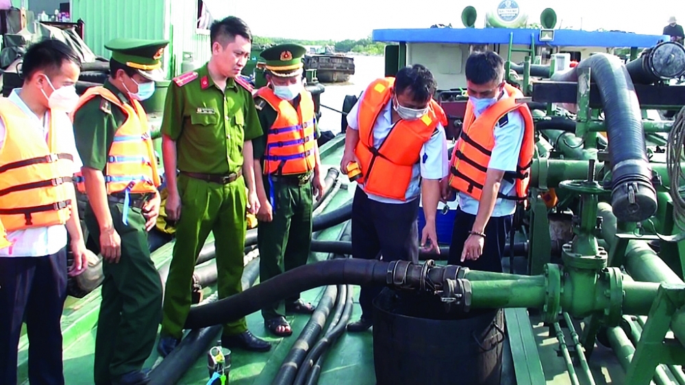 Hải đội 3 chủ trì, phối hợp với các lực lượng kiểm tra các tàu chở dầu có nghi vấn buôn lậu. 	Ảnh: Q.T