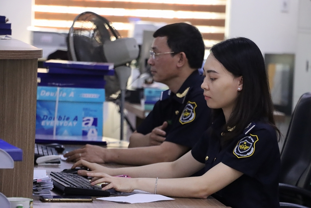 Hoạt động nghiệp vụ tại Chi cục Hải quan cửa khẩu cảng Hải Phòng khu vực 2 Cục Hải quan Hải Phòng. 	 Ảnh: T.Bình.