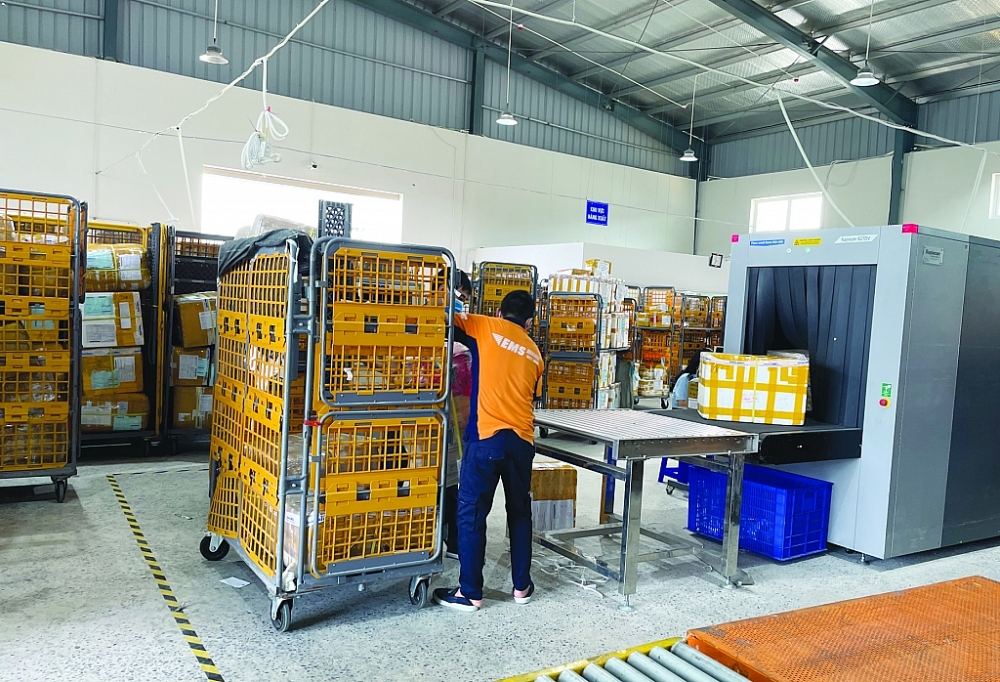 Hàng hóa XNK vận chuyển qua đường chuyển phát nhanh tại Nội Bài. 	Ảnh: N.Linh