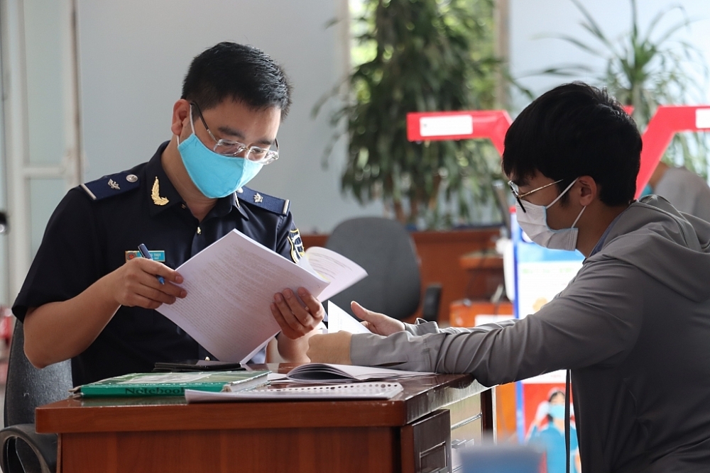Công chức Chi cục Hải quan quản lý các khu công nghiệp Bắc Giang hướng dẫn doanh nghiệp đến khai báo hải quan. 	Ảnh: Thái Bình