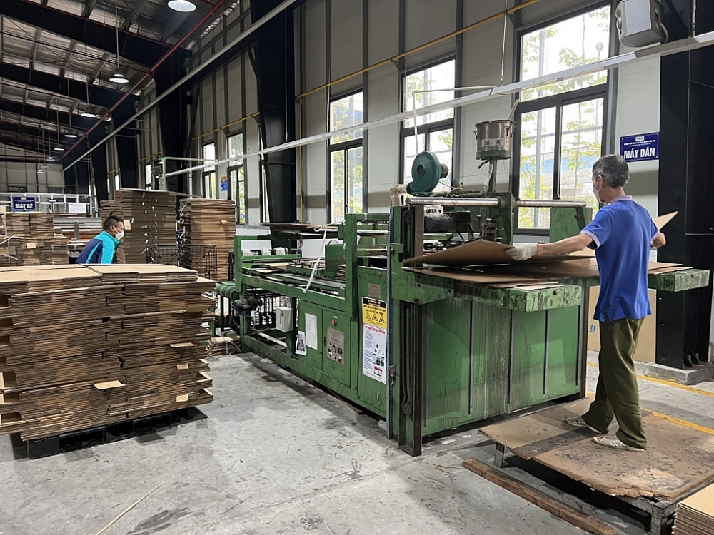 Các doanh nghiệp ngành giấy phải đối mặt với nhiều khó khăn từ bối cảnh kinh tế nói chung. 	Ảnh: H.Dịu