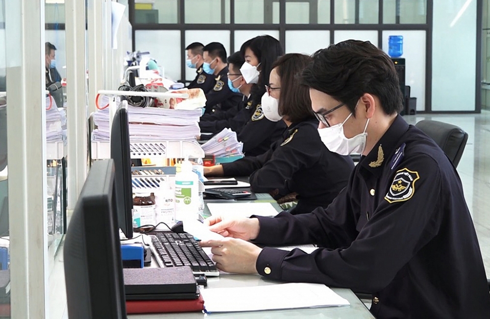 Hoạt động nghiệp vụ tại chi cục Hải quan cửa khẩu Hữu Nghị. 	Ảnh: Thanh Hải