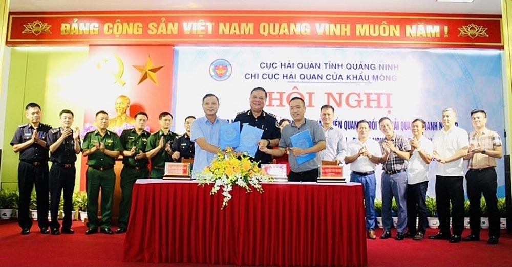 Quang cảnh hội nghị đối thoại với doanh nghiệp.