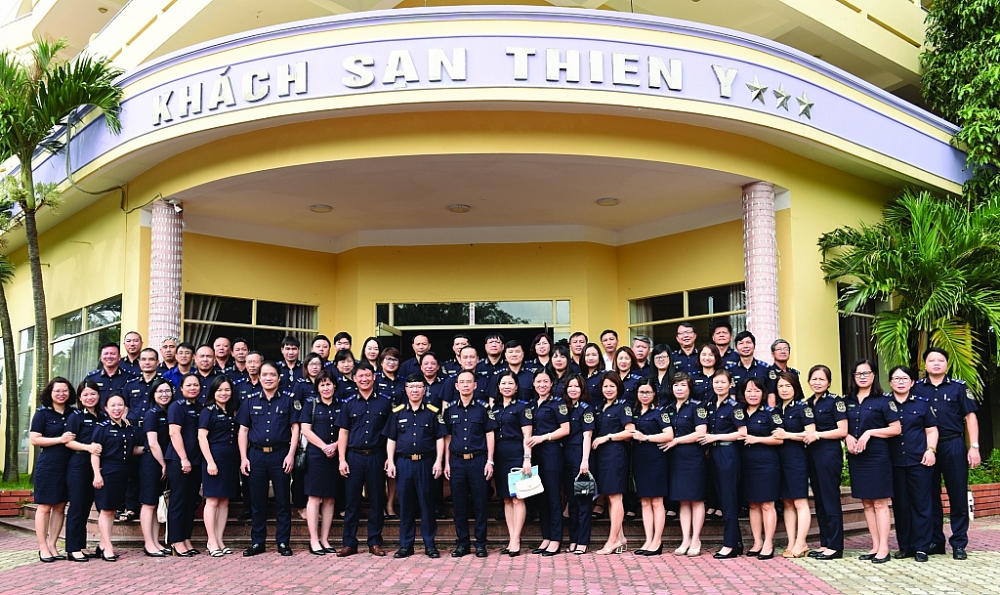 Các đại biểu chụp ảnh lưu niệm