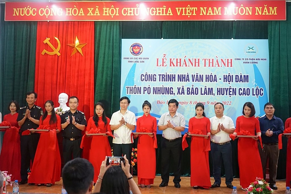 Lễ cắt băng khánh thành công trình dân vận khéo Nhà văn hóa hội đàm Pò Nhùng do Đảng bộ Cục Hải quan Lạng Sơn và Công ty CP Hữu Nghị Xuân Cương phát động. 	Ảnh: Mai Loan
