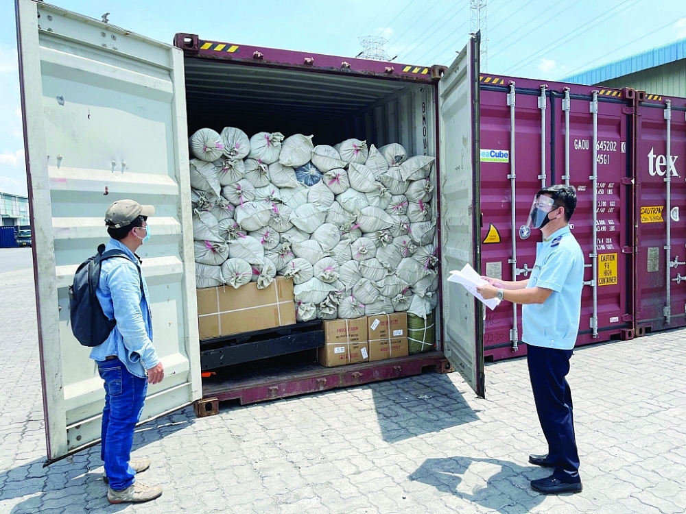 Công chức Chi cục Hải quan Cảng Sài Gòn KV1 (Cục Hải quan TPHCM) kiểm tra hàng hóa NK 	Ảnh: L.LỊCH