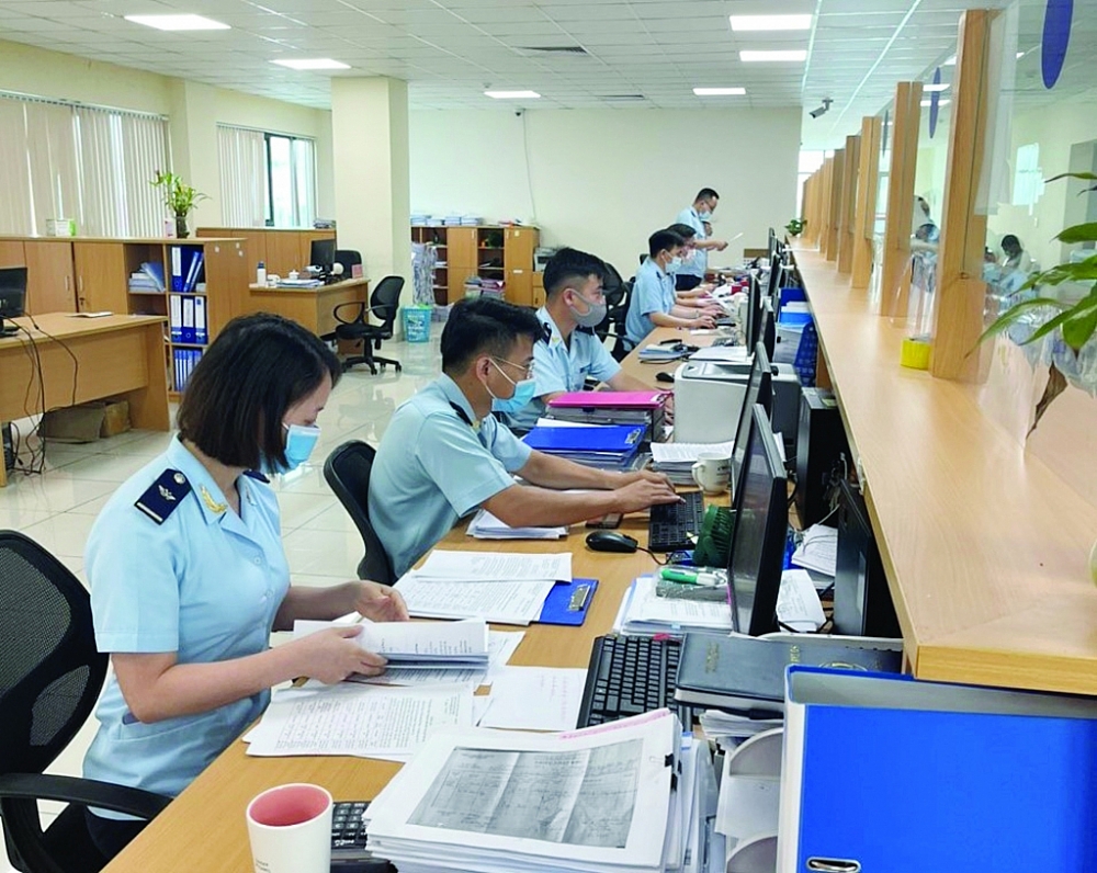 Tổng cục Hải quan đôn đốc các đơn vị tích cực thực hiện kế hoạch thu hồi nợ thuế. 	Ảnh: Thái Bình