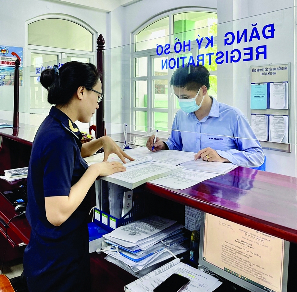 Công chức Chi cục Hải quan cửa khẩu cảng Nha Trang hướng dẫn thủ tục cho doanh nghiệp. 	Ảnh: N.T