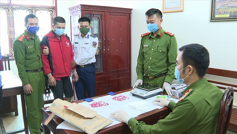 Cảnh sát biển phối hợp với lực lượng Công an bắt giữ đối tượng vận chuyển ma túy, ngày 6/4/2022.