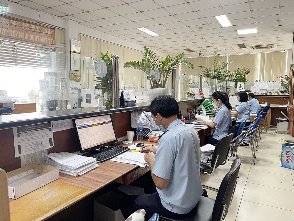 Công chức hải quan cảng Sài Gòn KV1 (Cục Hải quan TPHCM) thông quan hàng hoá qua hệ thống điện tử cho DN	 Ảnh: T.H
