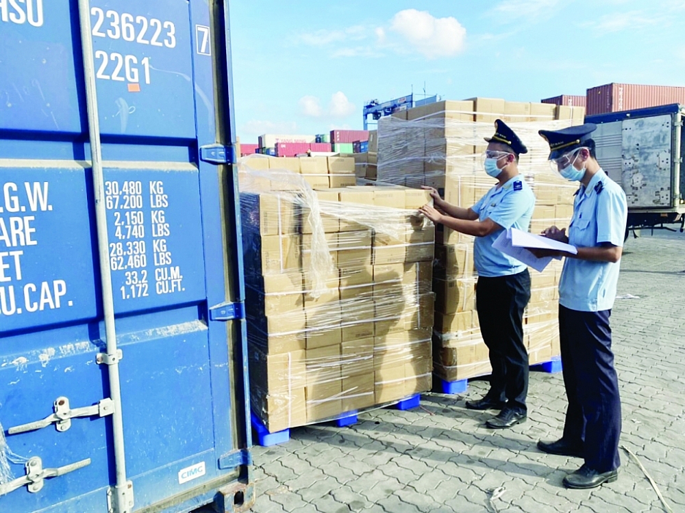Công chức Hải quan TPHCM làm thủ tục cho hàng hóa XNK qua cảng Cát Lái . 	Ảnh: L.Linh