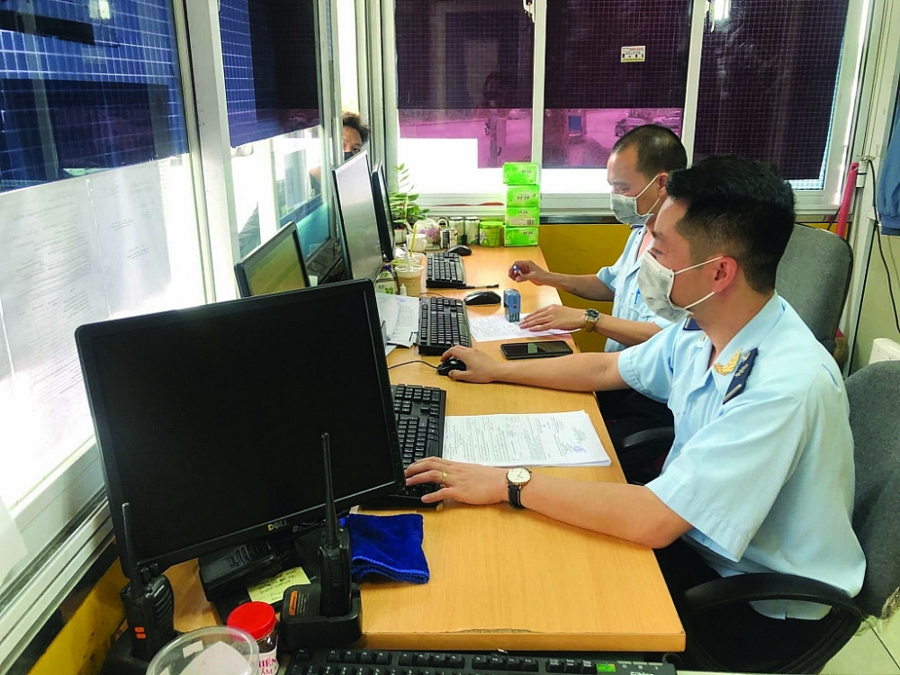Công chức Hải quan Hữu Nghị (Cục Hải quan Lạng Sơn) tiếp nhận và hướng dẫn DN làm thủ tục đưa phương tiện vận chuyển hàng NK vào bến bãi. 	Ảnh: H.Nụ
