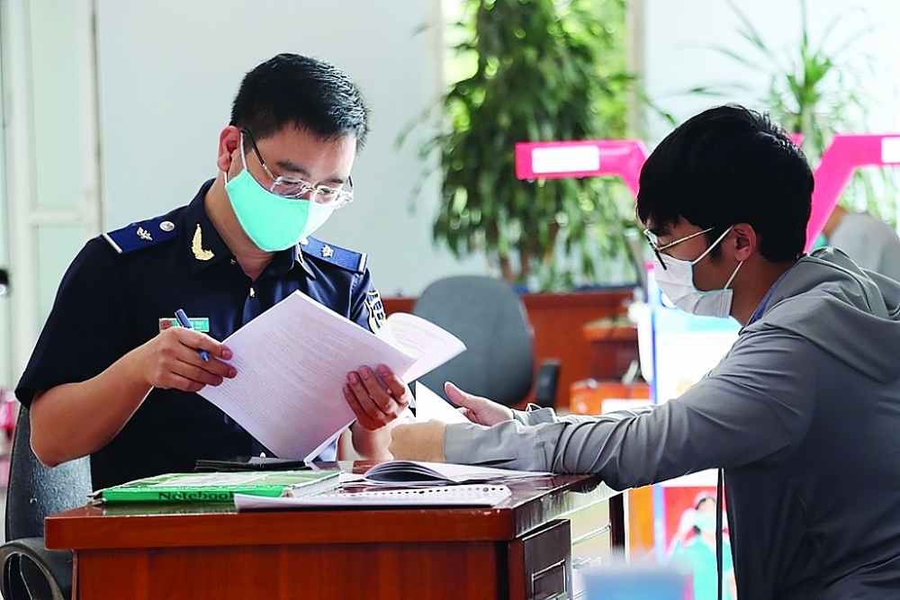 Công chức Chi cục Hải quan quản lý các khu công nghiệp Bắc Giang (Cục Hải quan Bắc Ninh) hỗ trợ giải đáp thủ tục cho DN. 	Ảnh: Thái Bình