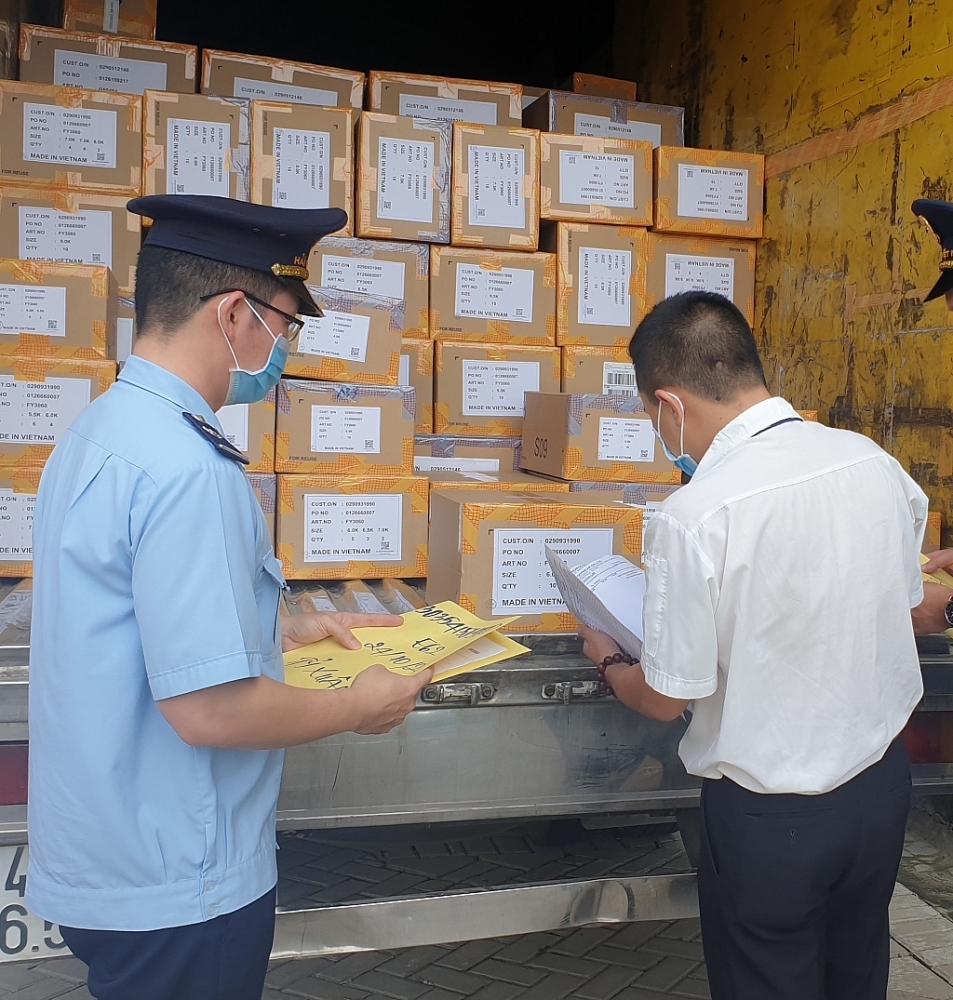 Công chức Hải quan Cần Thơ kiểm tra hàng hóa XNK.	Ảnh: Đ.N