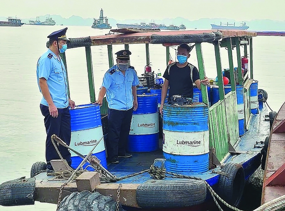 Đội Kiểm soát Hải quan số 2 phát hiện tàu vận chuyển 2.000 lít dầu DO không có hóa đơn chứng từ trong tháng 7/2021.