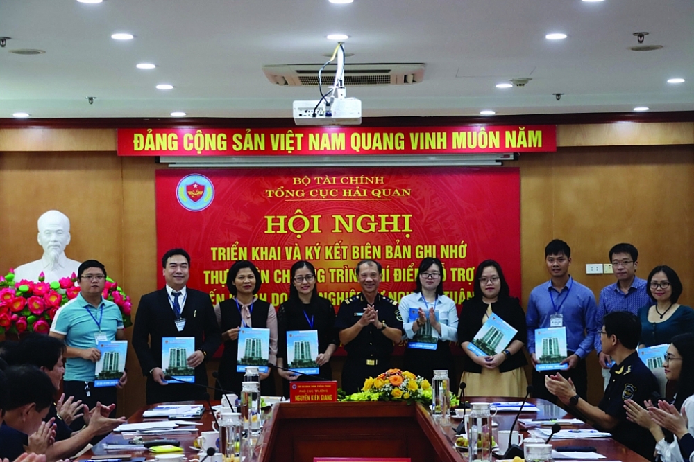 Lãnh đạo Cục Hải quan Hải Phòng và đại diện 9 doanh nghiệp tại Hội nghị triển khai và ký kết bản ghi nhớ tham gia Chương trình thí điểm hỗ trợ DN tự nguyện tuân thủ pháp luật hải quan, ngày 28/10/2022 . 	Ảnh: T.Bình