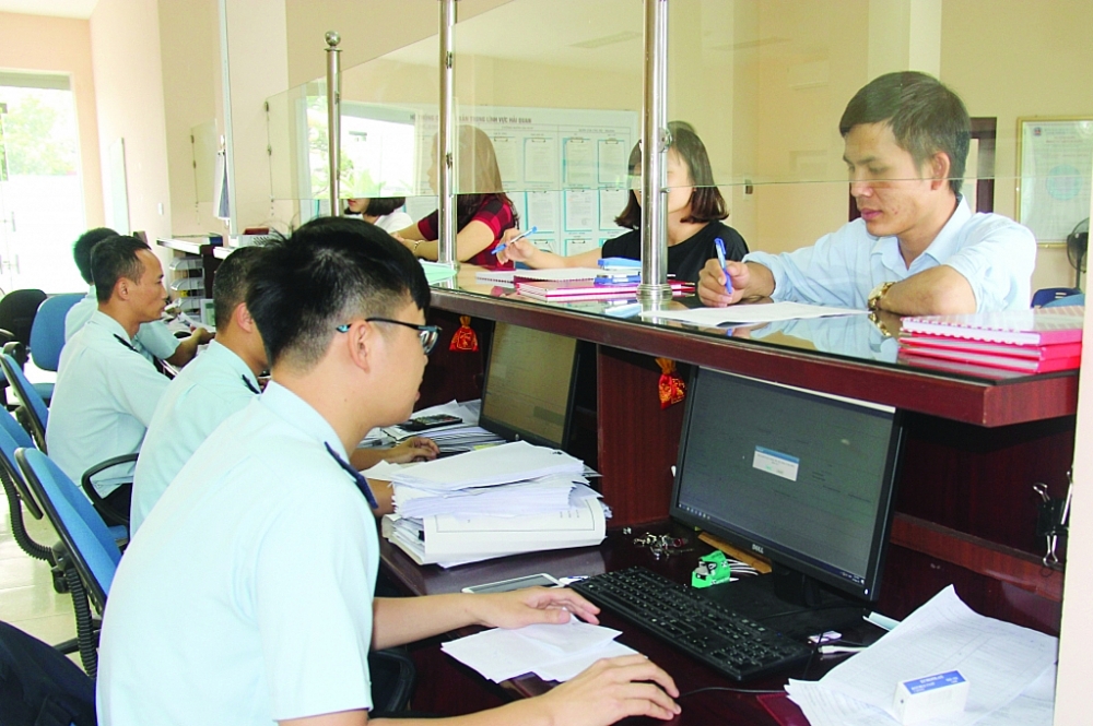 Hoạt động nghiệp vụ tại Chi cục Hải quan Hà Nam (Cục Hải quan Hà Nam Ninh).  	Ảnh tư liệu: H.Nụ