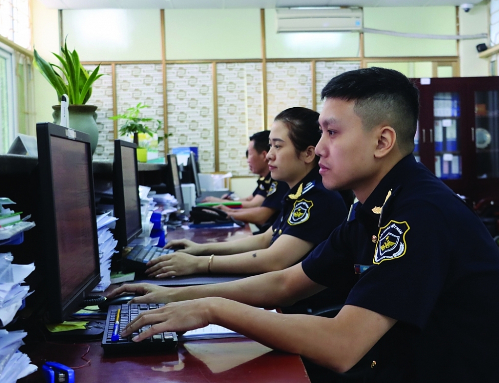 Việc vận hành ổn định các hệ thống CNTT góp phần giúp hoạt động xuất nhập khẩu diễn ra thông suốt, thuận lợi. 	Ảnh: T.Bình