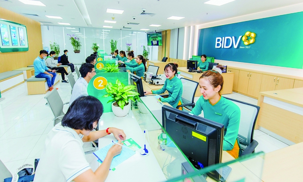 Ngoài tín dụng, các ngân hàng còn đưa ra nhiều giải pháp tài chính hỗ trợ doanh nghiệp. 	Ảnh: BIDV