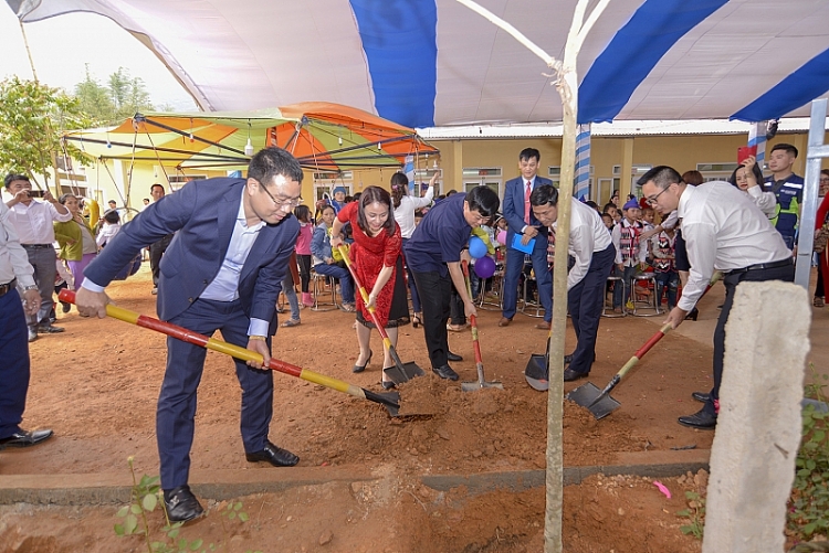 hyundai thanh cong khanh thanh diem truong tieu hoc tai nghe an