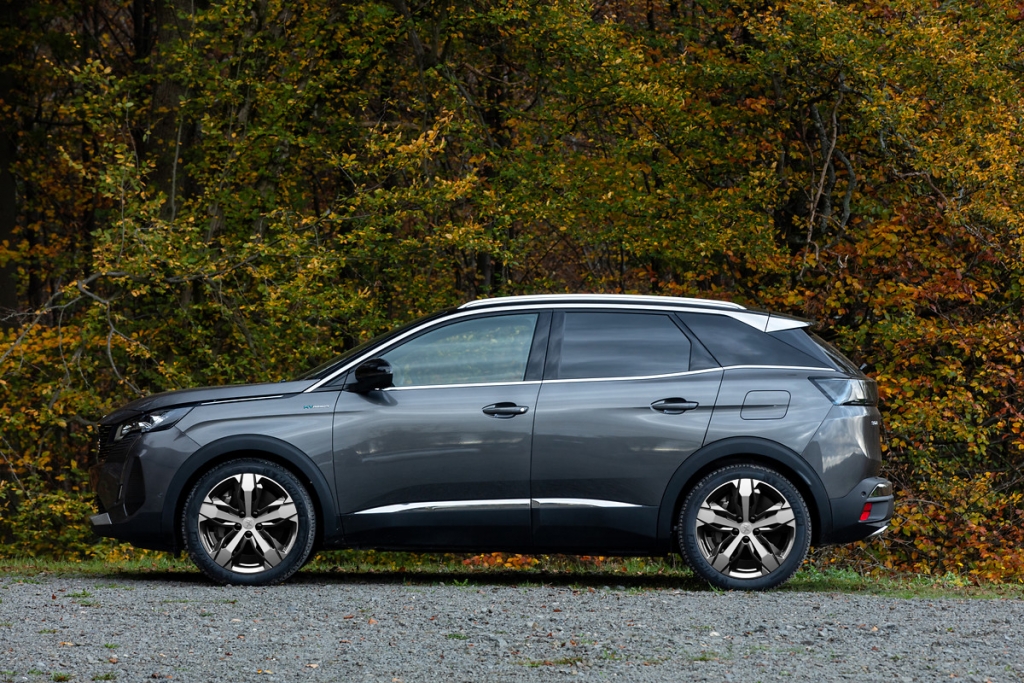 New Peugeot 3008 ra mắt với giá bán ưu đãi từ 989 triệu đồng