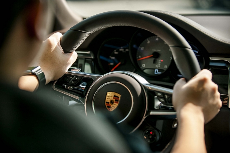 porsche macan su phan khich tren nhung cung duong