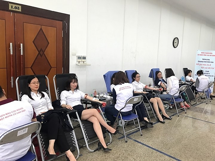 doan thanh nien tchq soi noi hien mau cuu nguoi