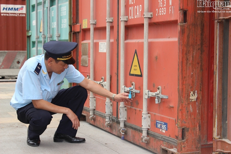 thang 7 giam them 2249 container phe lieu ton dong tai cang bien