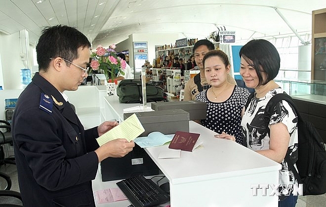 CBCC Hải quan Nội bài kiểm tra chứng từ hoàn thuế của khách nước ngoài 5030-ttxvn-hoanthue4