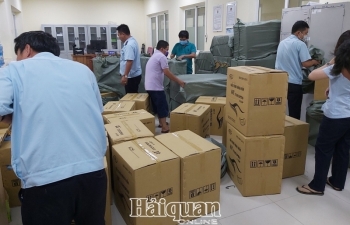 Bắt ô tô tải chở đầy khẩu trang y tế xuất lậu
