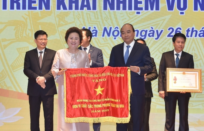 SeABank vinh dự đón nhận Cờ thi đua của Chính phủ