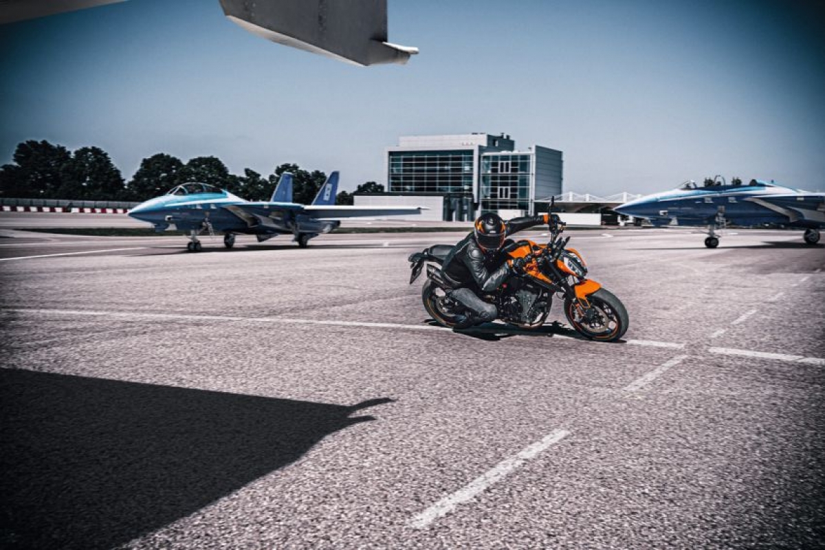 365413_my21-ktm-890-duke_-act.jpg
