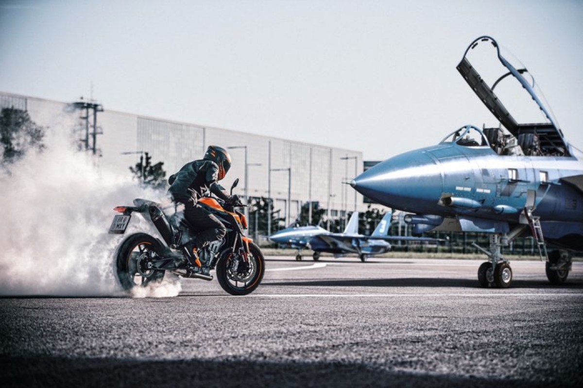 365415_my21-ktm-890-duke_-act.jpg
