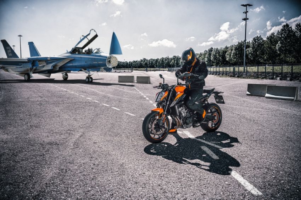 365417_my21-ktm-890-duke_-act.jpg