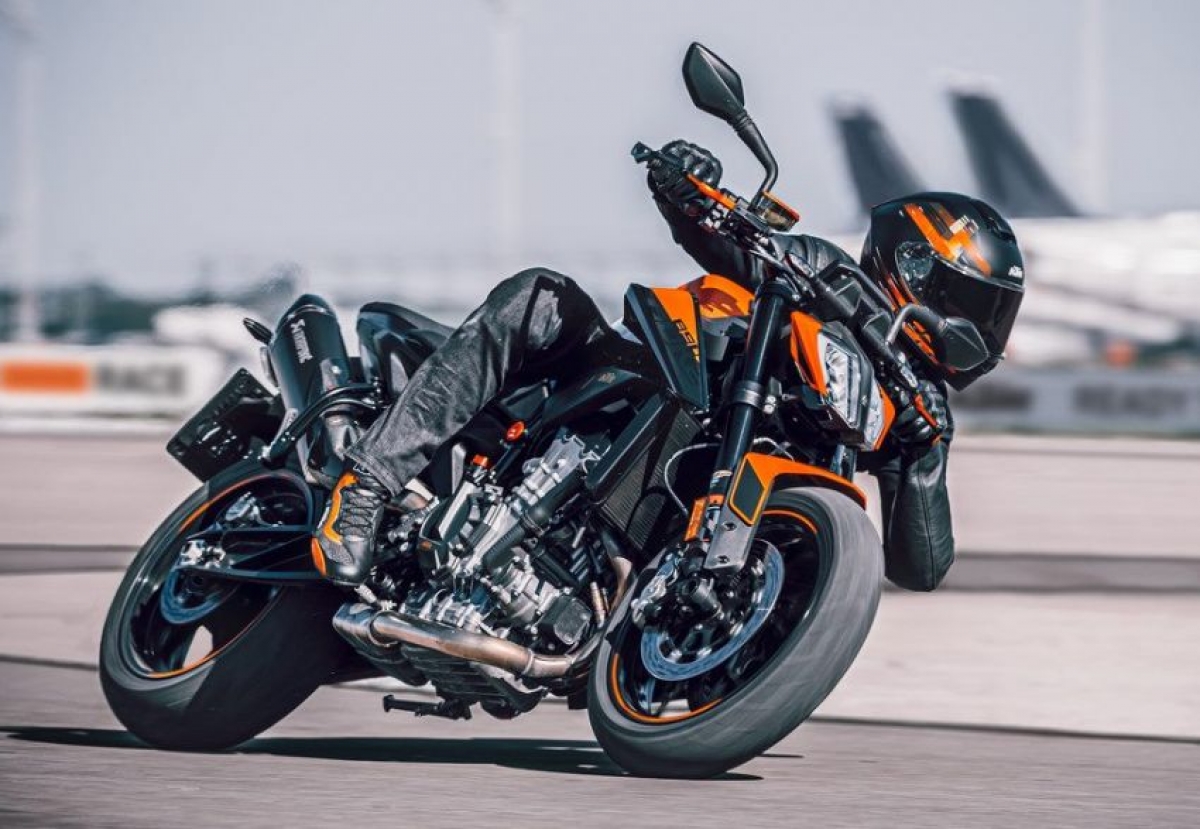 ktm-890-duke-action-4-e161113.jpg