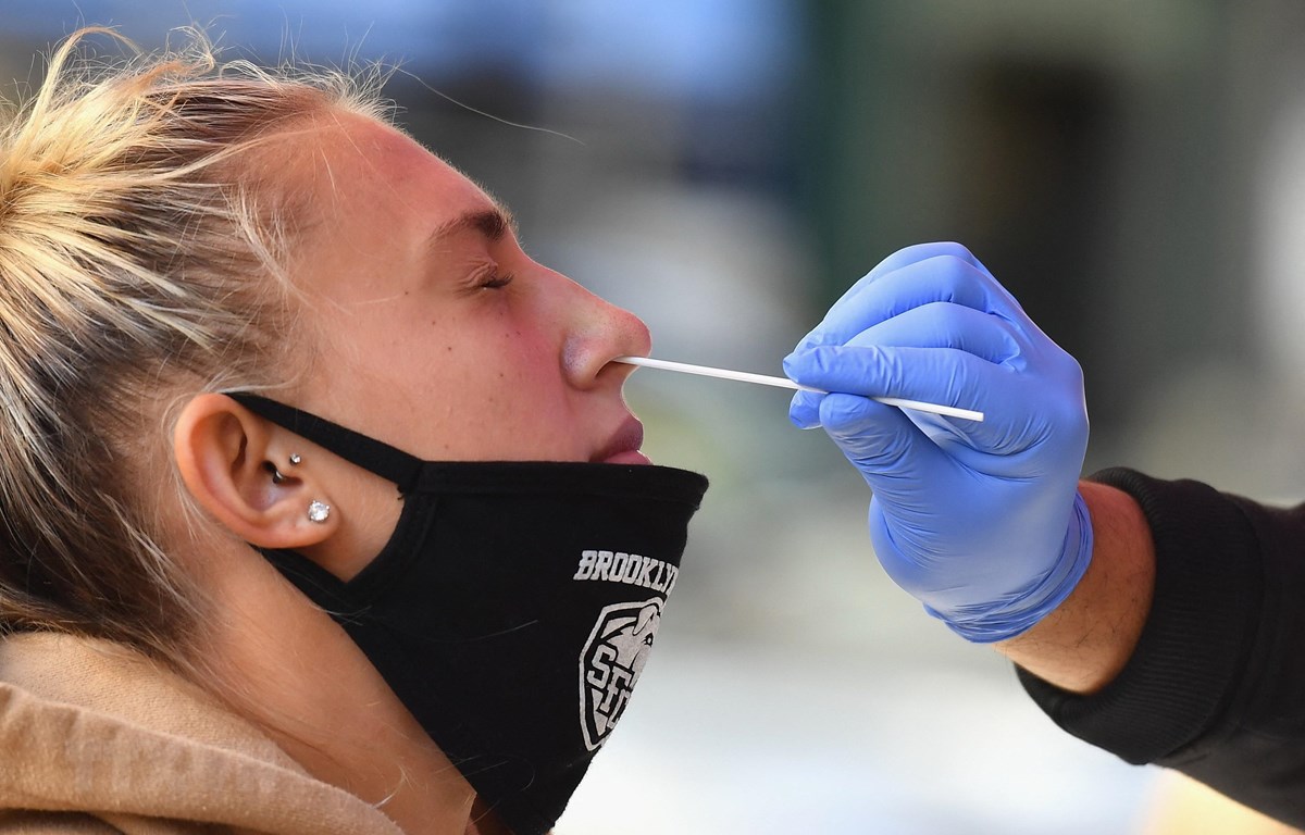 Nhân viên y tế lấy mẫu xét nghiệm COVID-19 tại New York, Mỹ. (Ảnh: AFP/TTXVN)