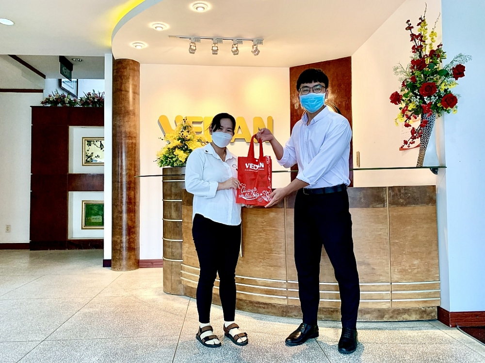 Vedan Việt Nam tặng trên 2000 phần quà cho con em CBCNV