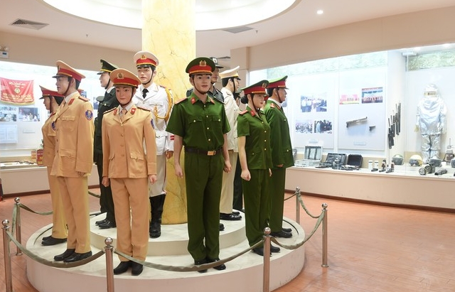 Hình ảnh gần gũi của Chủ tịch Hồ Chí Minh với Công an Nhân dân