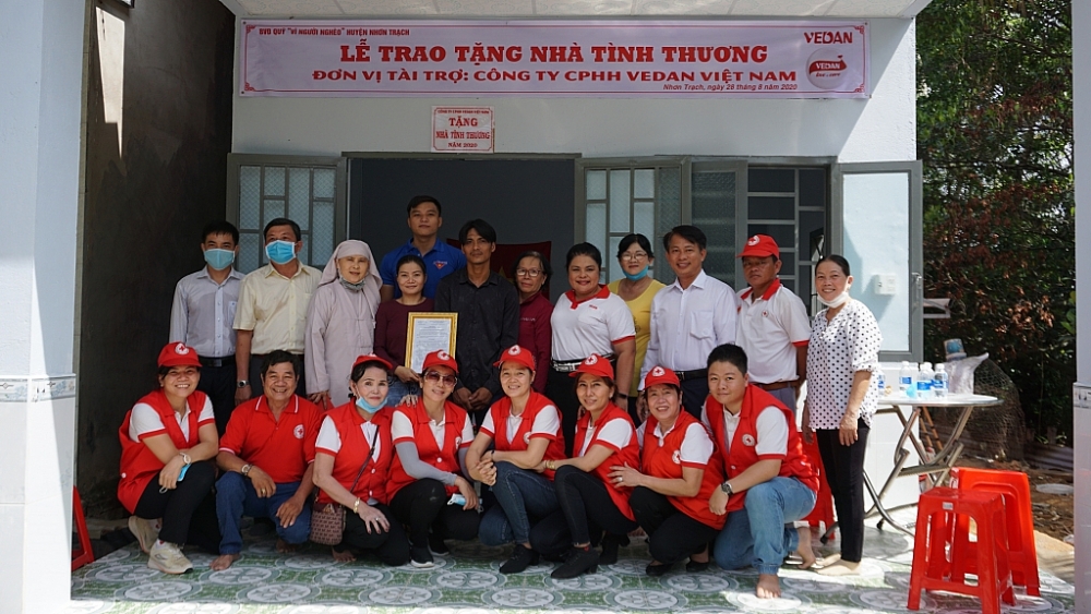cong ty cphh vedan viet nam trao tang 2 can nha tinh thuong
