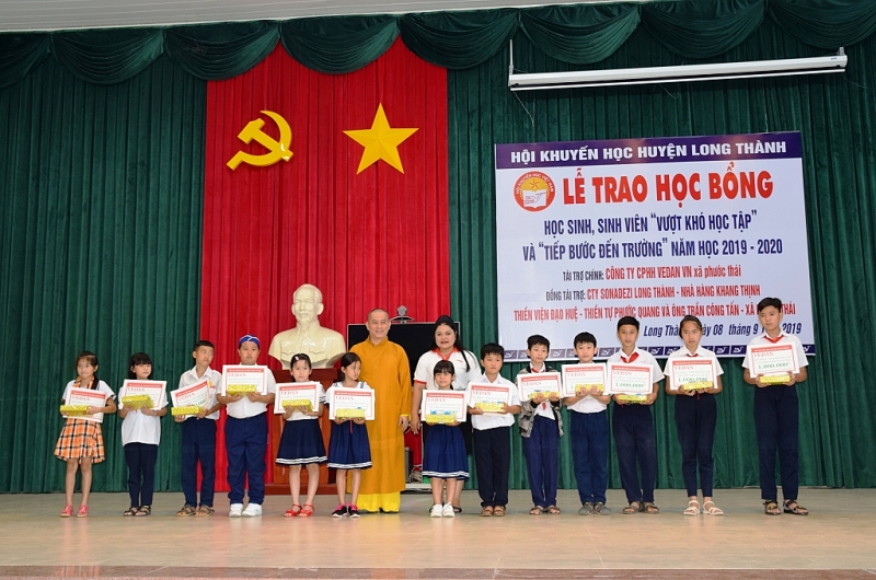 cong ty vedan viet nam trao hoc bong cho hoc sinh sinh vien vuot kho