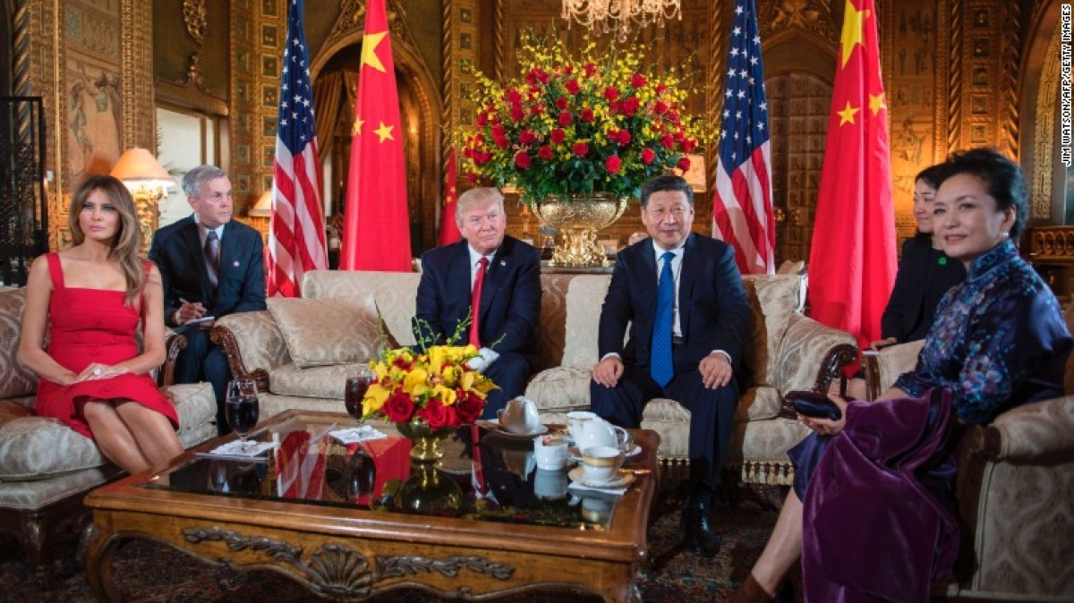 Tổng thống Mỹ Donald Trump c&ugrave;ng đệ nhất phu nh&acirc;n Melania Trump tiếp Chủ tịch Tập Cận B&igrave;nh v&agrave; phu nh&acirc;n tại&nbsp;&nbsp;khu nghỉ dưỡng&nbsp;Mar-a-Lago v&agrave;o th&aacute;ng 4/2017. Ảnh: CNN.