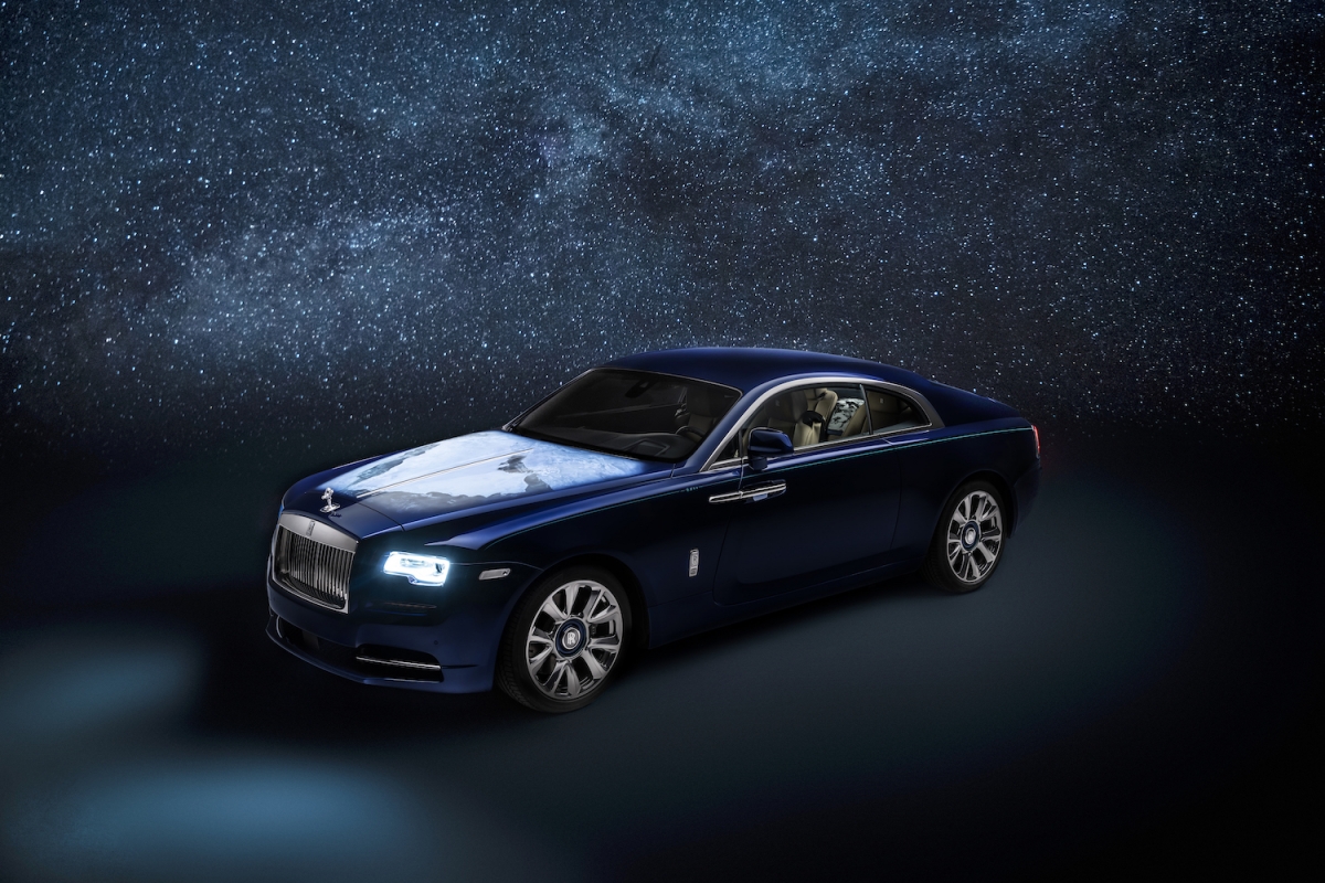 Chiếc Rolls-Royce Wraith &ndash; Inspired By Earth (lấy cảm hứng từ Tr&aacute;i đất) l&agrave; chiếc xe si&ecirc;u sang với sự c&aacute; nh&acirc;n h&oacute;a lấy cảm hứng từ &ldquo;h&agrave;nh tinh xanh&rdquo; đ&atilde; ch&iacute;nh thức đặt ch&acirc;n đến C&aacute;c tiểu Vương quốc Ả Rập Thống nhất v&agrave; sẵn s&agrave;ng lăn b&aacute;nh về nh&agrave; chủ nh&acirc;n.