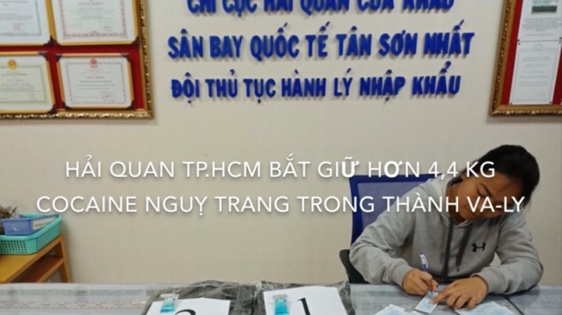 Hải quan TP.HCM bắt giữ nữ hành khách vận chuyển hơn 4,4kg cocaine