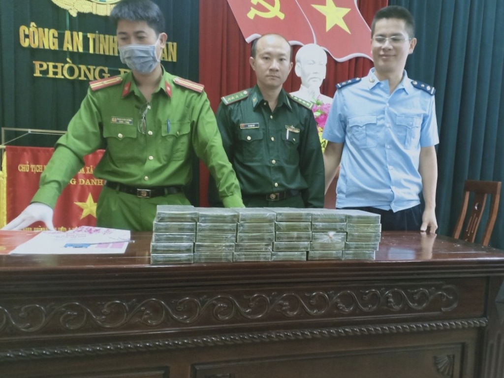 Lực lượng Hải quan- Biên phòng Nậm Cắn bàn giao tang vật 30 bánh heroin cho Công an kiểm tra, xử lý
